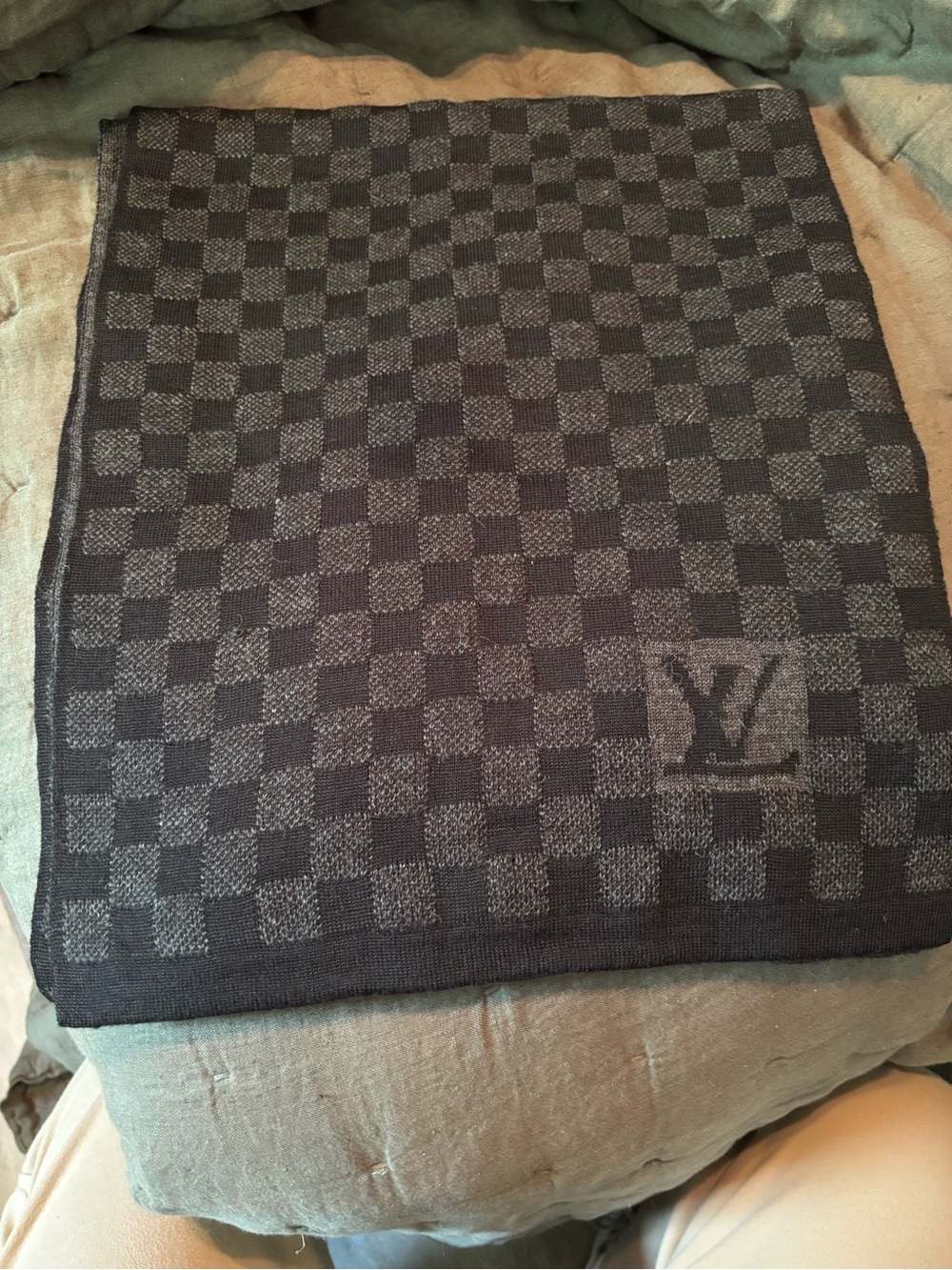 Authentic Louis Vuitton Petit Damier Wool Scarf (Graphite)